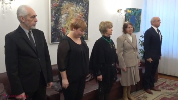 VIDEO // Personalitățile de la Chișinău, decorate anterior de președintele Klaus Iohannis, și-au primit distincțiile la Ambasada României