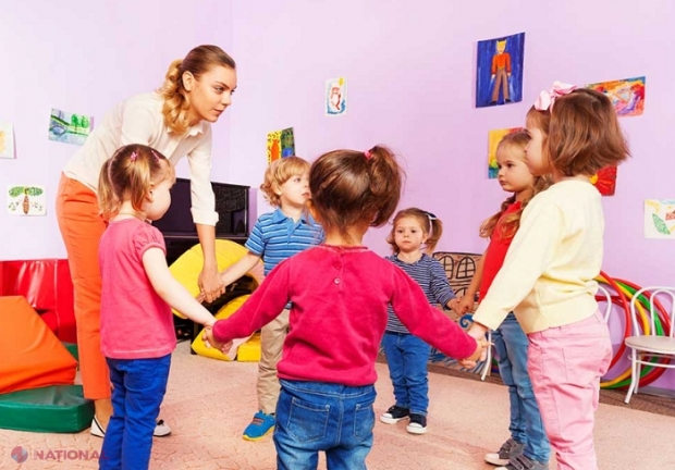 OFICIAL // Doar 15% din copiii cu vârste de până la 3 ani frecventează grădinițele: Soluțiile propuse de autorități pentru a permite mamelor să iasă mai devreme la serviciu