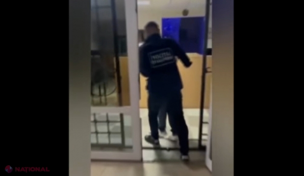 VIDEO // Au fost PRINȘI tinerii care furau plăcuțe cu numere de înmatriculare străine. Aceștia cereau între 1 500 – 2 000 de lei pentru RĂSCUMPĂRAREA obiectelor furate