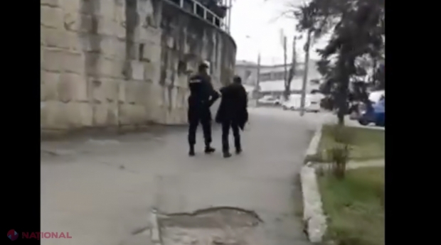 VIDEO // Bărbatul care amenința cu un CUȚIT trecătorii pe strada Tighina din capitală, REȚINUT de polițiști