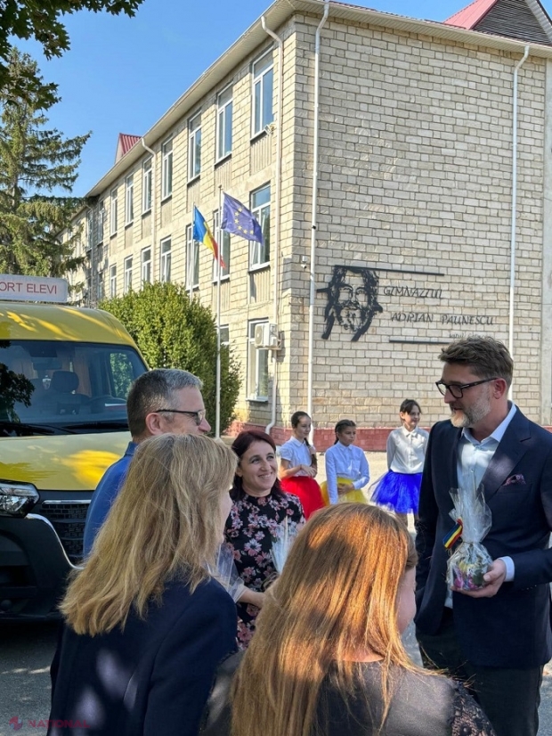 Unul dintre microbuzele școlare donate de România a ajuns la gimnaziul din satul natal al lui Adrian Păunescu. Ambasadorul Cristian-Leon Țurcanu: „Peste 40 de elevi, inclusiv din satele învecinate, pot merge la școală în confort și siguranță”