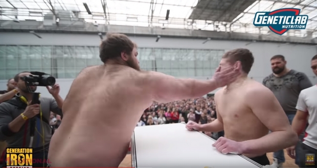 VIDEO // Pentru câţi bani ai încasa o palmă de la un RUS de 170 de kilograme? Cum arată „Campionatul de pălmuit” la care participanţii pleacă făcuţi KO