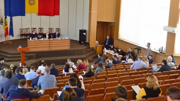 DOC // Înțelegeri ASCUNSE între consilierii municipali PAS și PSRM? Aceștia sunt acuzați că ar fi impus locuitorii Chișinăului să plătească o TAXĂ DUBLĂ pentru salubrizare