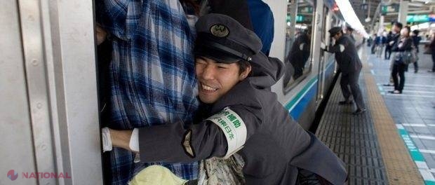 FOTO // INCREDIBIL: În Japonia există „personal care se ocupă cu aranjarea pasagerilor”