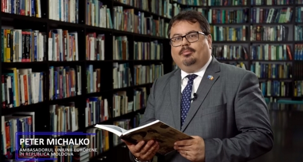 VIDEO // 31 august 1989: Angajații Ambasadei SUA numesc expresiile sau cuvintele preferate din limba română, iar Ambasadorul UE recită poezia „În limba ta”, scrisă de Grigore Vieru