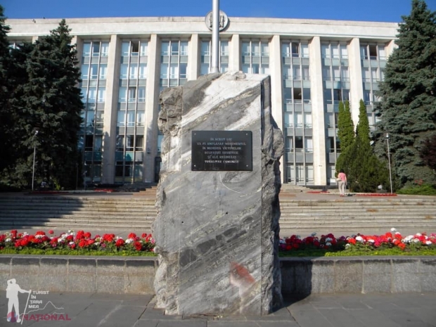 DOC // Două ONG-uri apropiate PSRM-ului insistă pe EVACUAREA Pietrei comemorative din PMAN, care ţine loc viitorului monument al victimelor OCUPAȚIEI sovietice. Anterior și Dodon amenința că o va face „pietriș”
