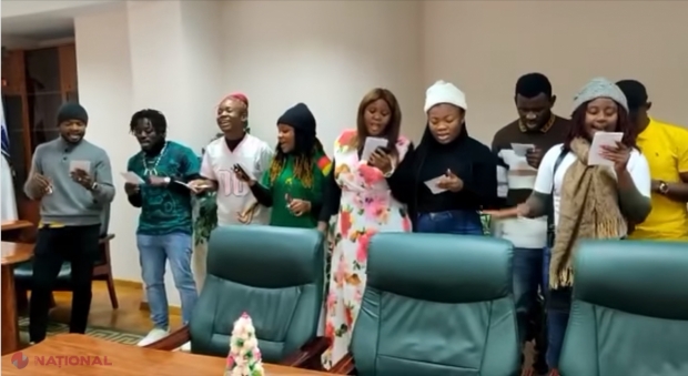 VIDEO // Un grup de studenți din Camerun, COLNDĂ la ASEM: „Scoală gazdă din pătuț și ne dă un colăcuț”