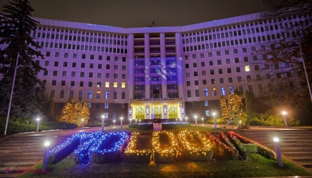 Gesturi SIMBOLICE în Parlament, după decizia Consiliului European de a deschide negocierile de aderare cu R. Moldova: Imnul UE a deschis ședința, drapele ale UE pe masa deputaților, iar clădirea Legislativului - iluminată în culorile drapelului UE