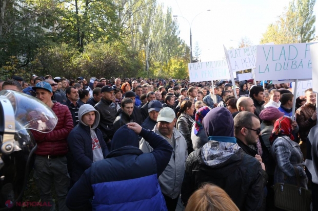 FOTO // Judecătorii decid, sub PRESIUNE, dacă va rămâne sau nu Vlad Filat în arest. Cinse sunt tinerii aduși organizat în fața Curții de Apel