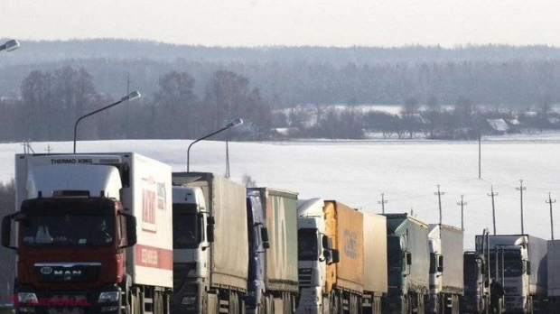 Economia R. Moldova, AFECTATĂ de conflictul dintre Rusia și Ucraina. Zeci de camioane cu marfă, BLOCATE la graniță