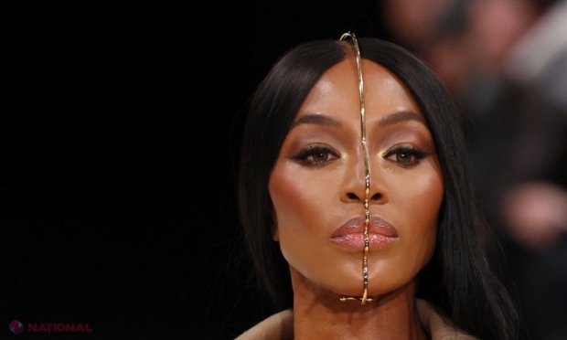 Naomi Campbell a revenit pe podiumul de modă, la 53 de ani, într-o nouă apariție spectaculoasă