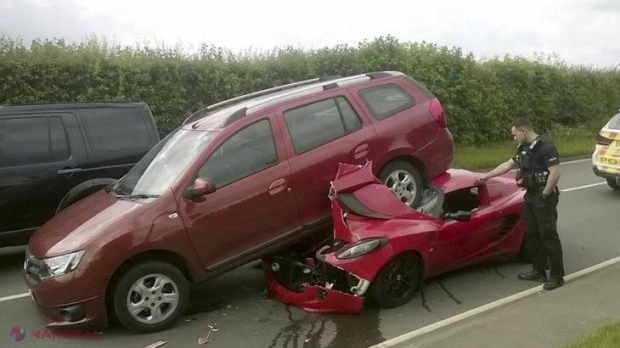 FOTO // Accident spectaculos şi ciudat în Marea Britanie. Un Lotus Elise nou-nouţ, distrus după un impact cu o Dacia Logan 