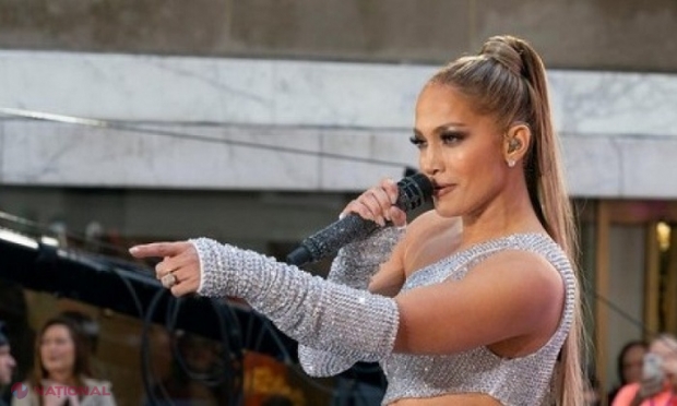 VIDEO // Jennifer Lopez nu e deloc timidă pe scenă! Îmbrăcată într-un body minuscul, diva de 52 de ani a făcut cele mai energice mișcări de dans