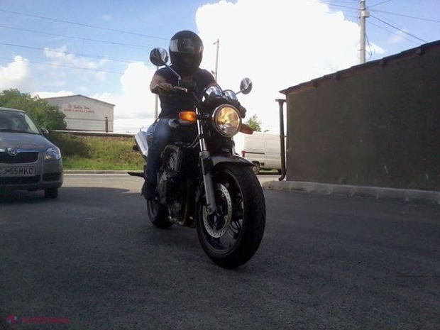 Un motociclist din R. Moldova, REȚINUT în momentul când întindea bani unui agent de patrulare