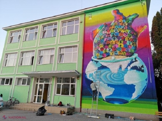 CENTENAR INEDIT: 100 de personalităţi, pictate pe peretele unui liceu de artişti stradali şi de voluntari