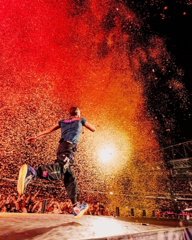 VIDEO // Momentul în care solistul trupei britanice Coldplay, Chris Martin, cade într-o gaură din scenă: Reacția publicului