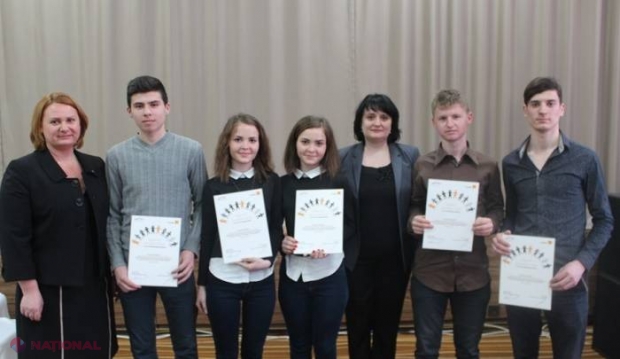 Cei mai DEȘTEPȚI tineri din internatele moldovenești, răsplătiți cu BURSE