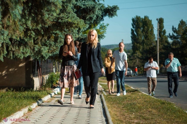 FOTO // Primar cu acte în regulă. Marina Tauber a primit legitimația de PRIMAR al comunei Jora de Mijloc