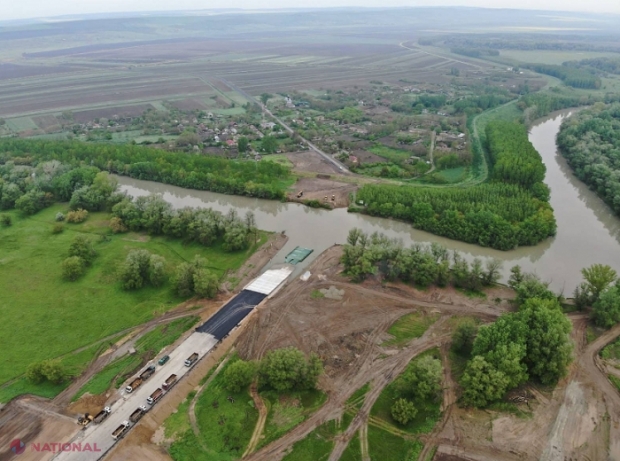 Construcția podului Leova - Bumbăta avansează: A demarat amplasarea elementelor podului de pontoane care vor fi ancorate de malul moldovenesc al Prutului 