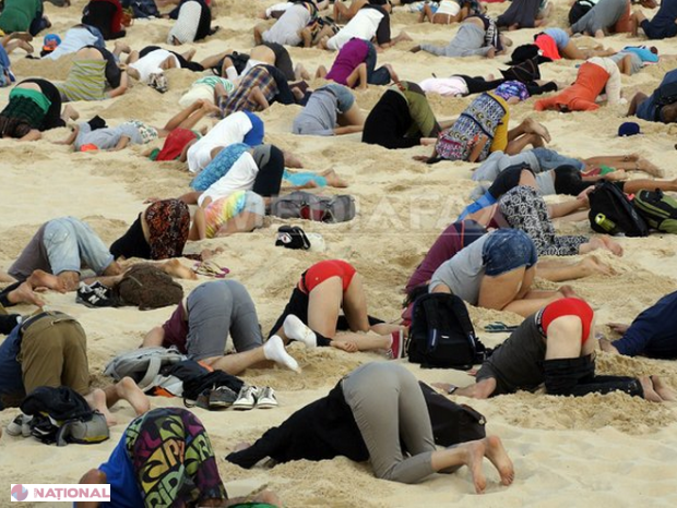 Protest inedit în Australia. Sute de oameni şi-au băgat capetele în nisip