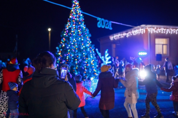 FOTO // Partidul „ȘOR” amenajează Pomi de CRĂCIUN în zeci de localități din R. Moldova