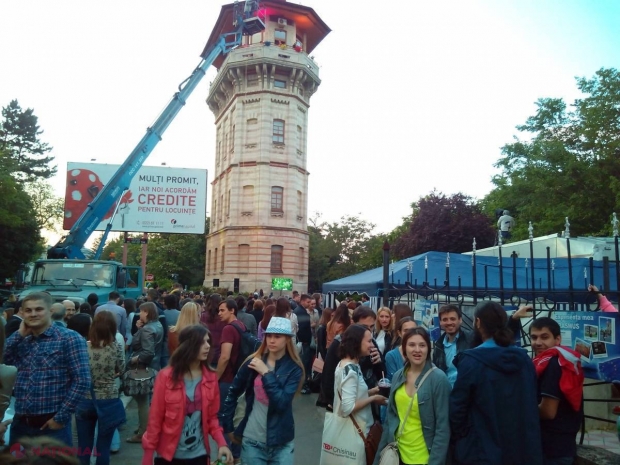FOTO // Turnul de Apă din Chișinău, INUNDAT de muzică
