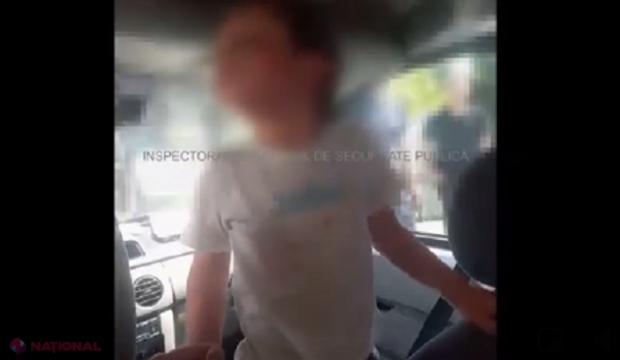 VIDEO // Momentul în care polițiștii de la Cimișlia sparg geamul unei mașini pentru a salva un copil de trei ani: Mama l-a lăsat încuiat în automobil