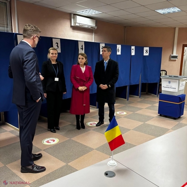 FOTO // ALEGERI în ROMÂNIA: Ministra de Externe de la București, Luminița Odobescu, a inspectat două secții de votare deschise în R. Moldova. Unde vor putea vota basarabenii cu cetățenie română începând de vineri, 22 noiembrie