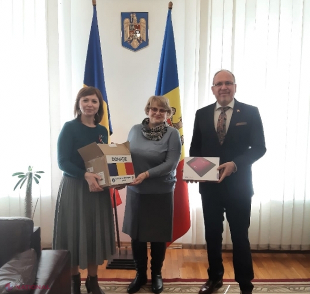 Ambasada României în R. Moldova a donat TABLETE pentru copiii care învață la Liceul „Ștefan cel Mare” din Grigoriopol