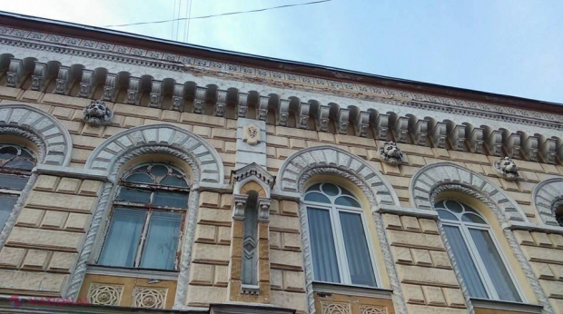 FOTO // Clădirea PRIMĂRIEI capitalei se DĂRÂMĂ. Ce s-a întâmplat astăzi-dimineață în centrul capitalei