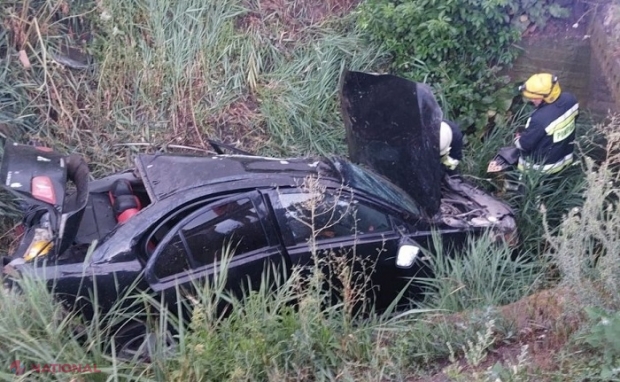 FOTO // Teribilism fatal la Edineț: Un tânăr de 20 de ani și-a umplut mașina cu adolescenți și a terminat „aventura” într-un șanț. O fată de 16 ani a decedat, iar alte patru persoane au ajuns la spital