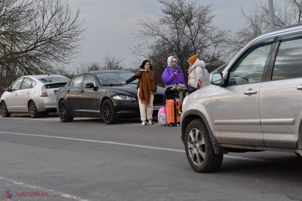 FOTO // Nesimțire la drumul mare. Unii moldoveni încearcă să câştige sume considerabile pe seama REFUGIATILOR din Ucraina. 100 de euro pentru a transporta o familie la Chișinău