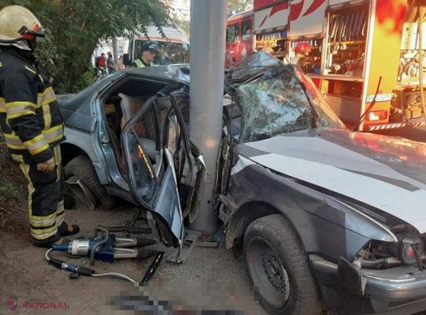 FOTO // O femeie de 30 de ani, blocată între fiarele unui automobil care s-a izbit puternic de un pilon pe o stradă din Chișinău