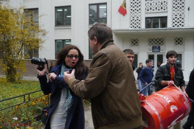  FOTO // Decanul unei facultăți de la UTM, bătut de protestatarii comuniști?