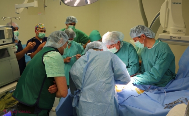 Dispozitiv medical de ultimă generalție, care costă aproape jumătate de milion de lei, implantat gratuit în inimile a 20 de pacienți din R. Moldova: Sumă DUBLĂ alocată de CNAM în 2021 pentru consumabile medicale