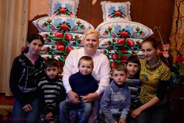 FOTO GEST // Încă doi copii în familia Bubulici: Au vrut să ia de la orfelinat un copil, dar au ajuns să crească OPT
