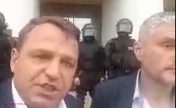 Năstase mai speră că PSRM va face o MAJORITATE cu Blocul „ACUM”. Acesta, din spatele „mascaților” de la „Fulger”, ALUNGĂ manifestanții din fața Parlamentului: „Du-te, omule, de aici! Ce stai?”
