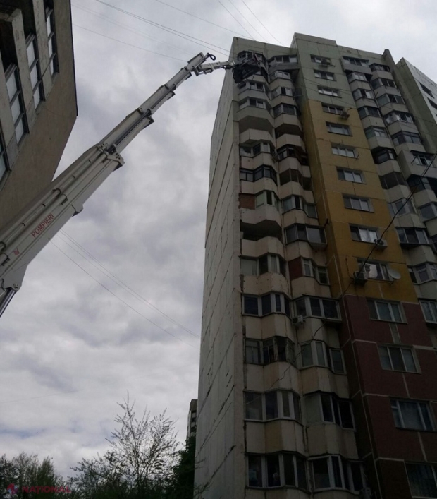 FOTO // Incendiu într-un bloc de locuit din sectorul Râșcani al Chișinăului: Autospeciala pompierilor nu a putut interveni în timp util din cauza mașinilor parcate în curtea blocului