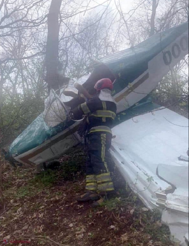 FOTO // Un avion de mici dimensiuni, PRĂBUȘIT la Vadul lui Vodă de la o înălțime de câteva sute de metri: Ce-au pățit cele două persoane de la bordul aeronavei căzute peste copaci