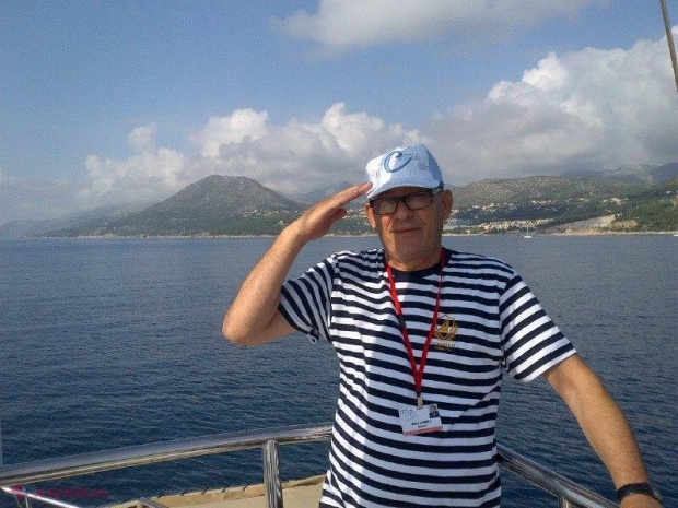 FOTO // Mihai Ghimpu a lipsit de la hram. Făcea poze pe malul Mării Adriatice în maiou de marinar