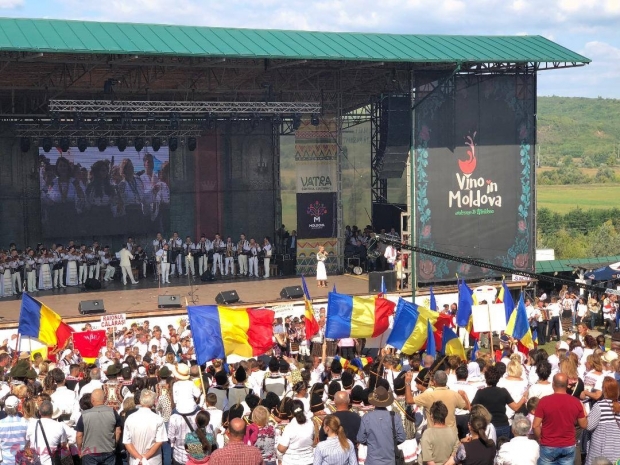 FOTO // R. Moldova GĂZDUIEȘTE cel mai mare FESTIVAL dedicat Românilor de Pretutindeni. Irina Loghin: „Cât voi trăi voi cânta pentru Basarabia, că-i pământ din Țara mea”