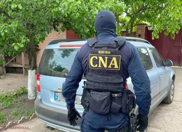 VIDEO // Organizarea și asigurarea TERGIVERSĂRII examinării unei cauze penale în instanța de fond, răsplătită cu 8 000 de euro. Bănuiții au fost reținuți și plasați în AREST, în urma unor percheziții desfășurate de CNA și procurori