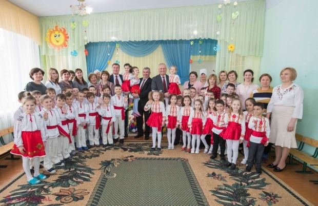 FOTO // Pieptănați și parfumați: Președintele Dodon, vizită la „Scufița Roșie”, unde a fost întâmpinat cu un PROGRAM ARTISTIC
