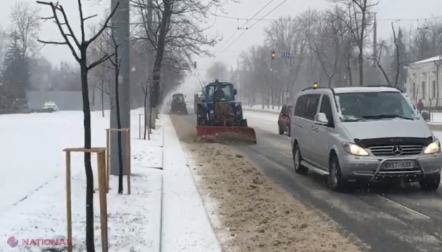 VIDEO // Cum se curăță străzile din Chișinău: „Nu ne lăsăm. Chiar dacă vremea e extremă, ne batem cu ea cu tot arsenalul pe care-l avem la dispoziție în momentul dat” 