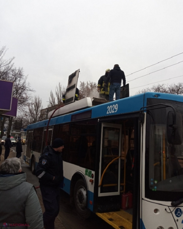 Detalii despre cazul troleibuzului care a luat foc la Bălți: Acoperișul mijlocului de transport, afectat