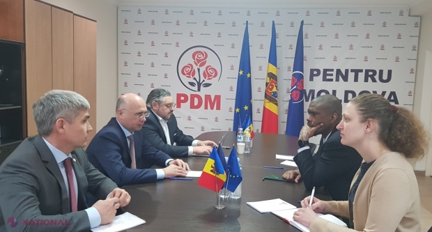 FOTO // Întâlnire de URGENȚĂ între Pavel Filip și Dereck J. Hogan. Întrevederea are loc în toiul discuțiilor dintre PSRM – PD pentru oficializarea noii COALIȚII de guvernare. Promisiunea făcută de liderul democrat