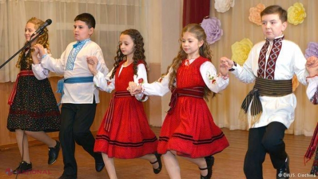 Elevii de etnie ROMÂNĂ din Ucraina vor beneficia de BURSE acordate de Guvernul României