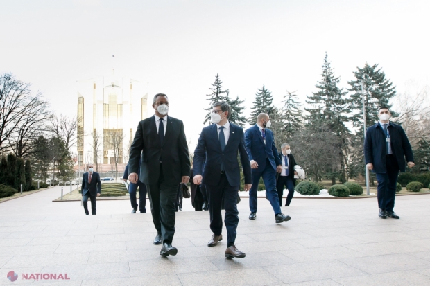 FOTO // ​Cetățenii R. Moldova, principalii BENEFICIARI ai ajutorului de 100 de MILIOANE de euro acordați de România: „Sunt bani care vor dezvolta comunitățile noastre prin crearea LOCURI de MUNCĂ, prin proiecte de infrastructură, culturale și de dezv