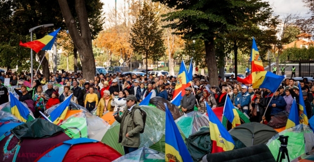 FOTO // Protestul de la Parlament crește în intensitate. „Peste 200 de corturi sunt deja în Orășelul Schimbării”