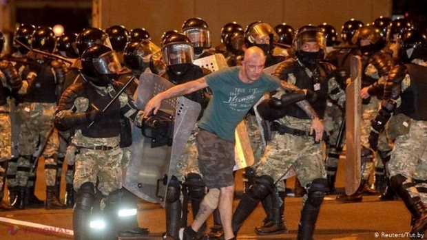 Mii de protestatari, arestați în Belarus. Cel puțin o persoană ucisă. Lukaşenko, despre contestatari: „Oi teleghidate din străinătate”